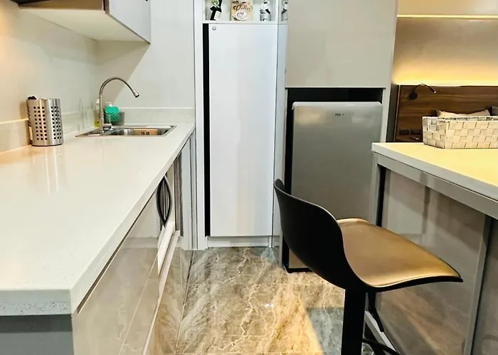 Traveler's Nest Near Airport, Netflix, Stylish, Cozy With Swimming Pool *